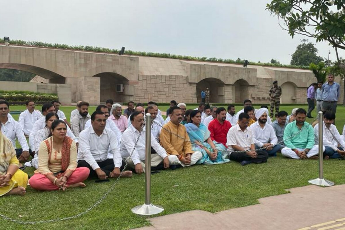 delhi bjp leaders purify rajghat with gangajal after aaps visit