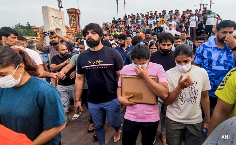 mcvl67m8 wrestler protest ani 625x300 01 June 23