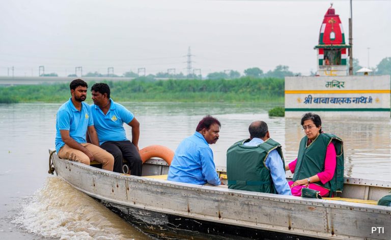vuo1qpao atishi inspects the water level of yamuna pti 650 650x400 10 July 23