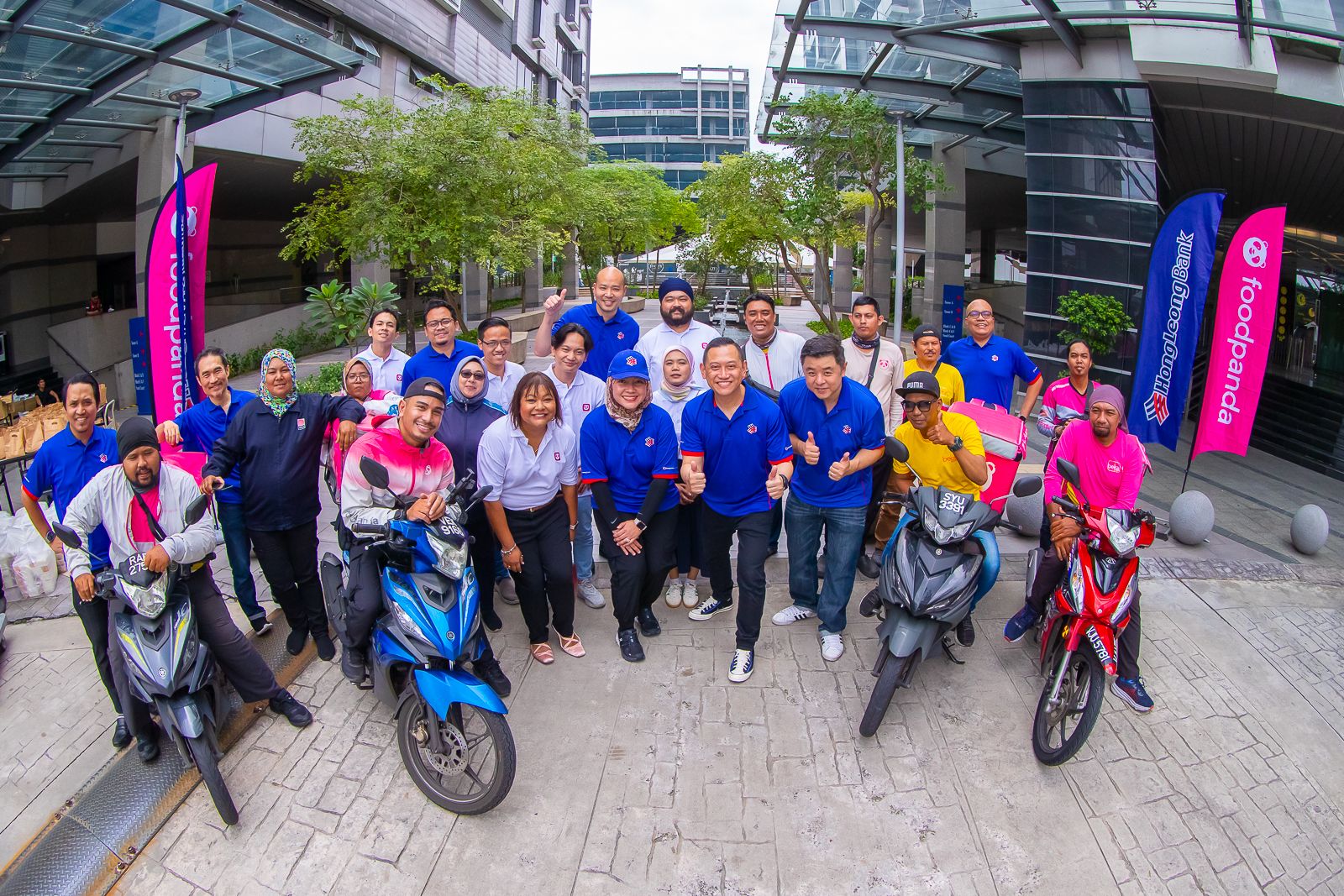 Photo The teams from HLB and HL